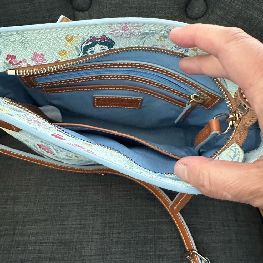 2023 Disney Parks Dooney & Bourke Snow White Flower & Garden Crossbody Purse - Picture 2 of 3